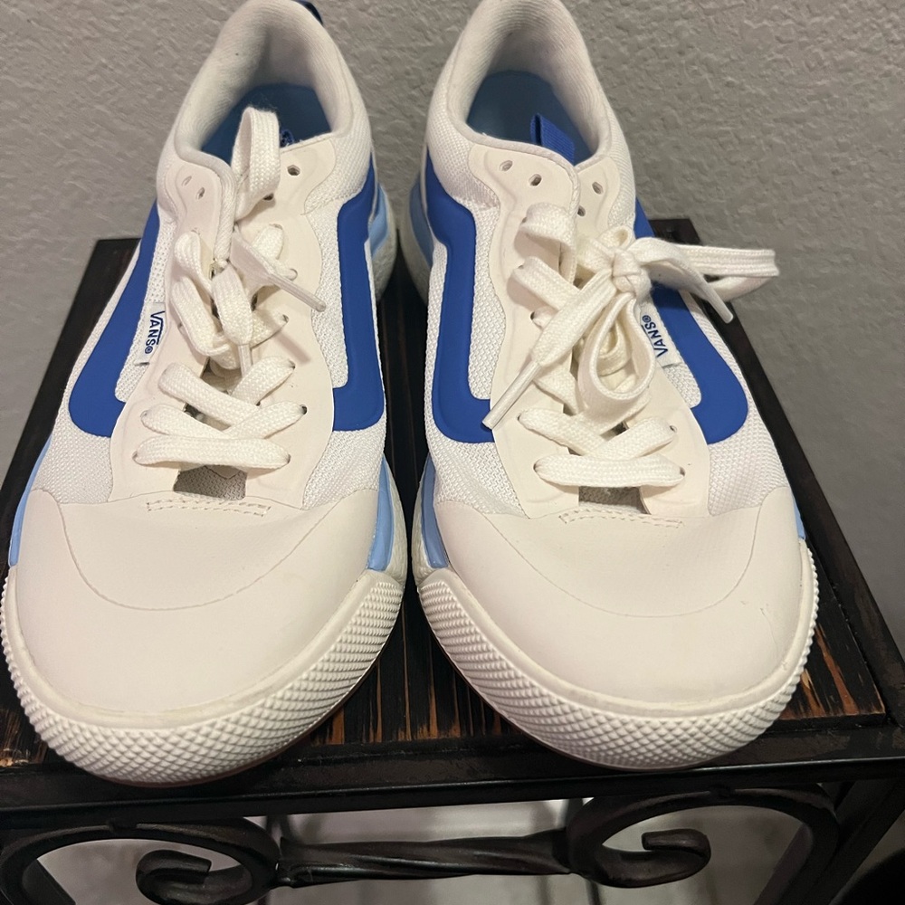 Vans Ultrarange EXO Sneakers - White/Blue - Women’s 6 / Men’s 4.5